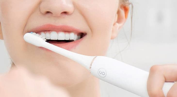 Bọc răng sứ có nên dùng bàn chải điện không