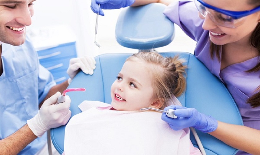 Cha mẹ nên đưa trẻ đi khám răng định kì