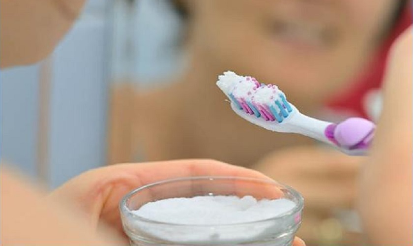 Dùng muối để chải răng mỗi ngày giúp răng trắng sáng hơn