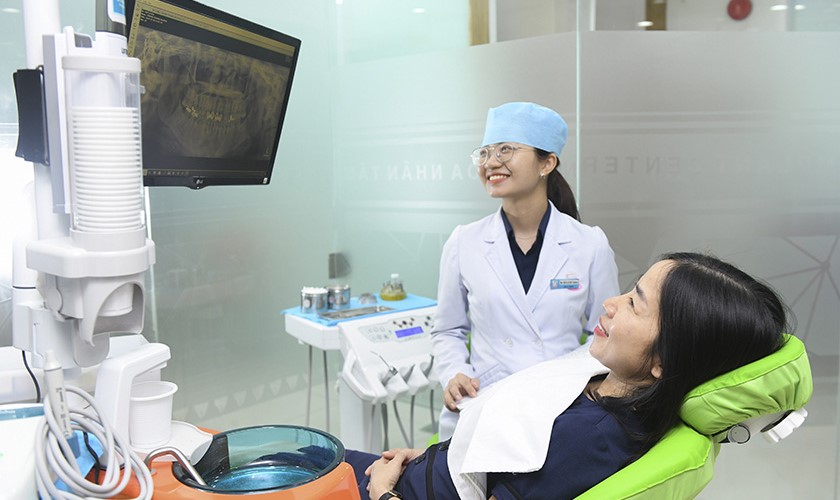 Sử dụng các trang thiết bị hiện đại hỗ trợ cho việc trồng răng khểnh