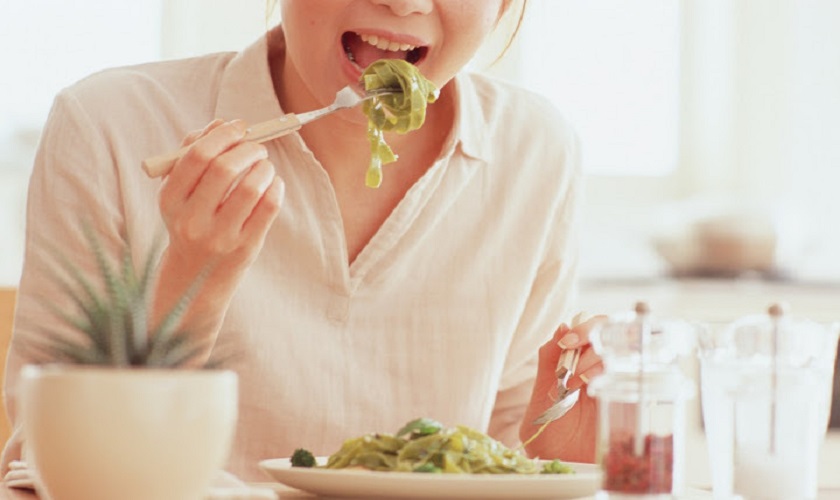 Ăn nhai đều ở cả hai hàm để tránh mặt bị lệch