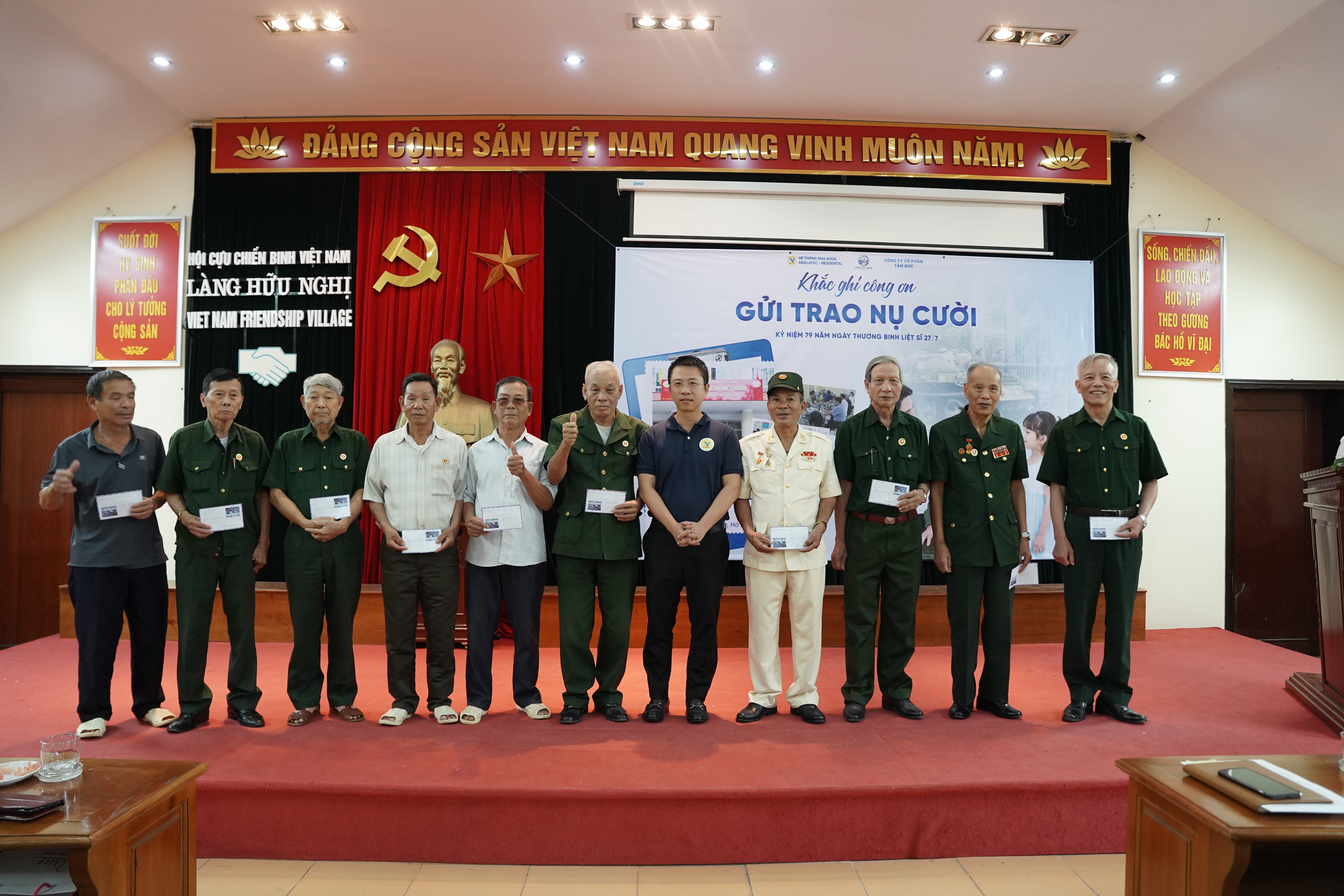 Trao quà cho các đoàn Cựu Chiến binh