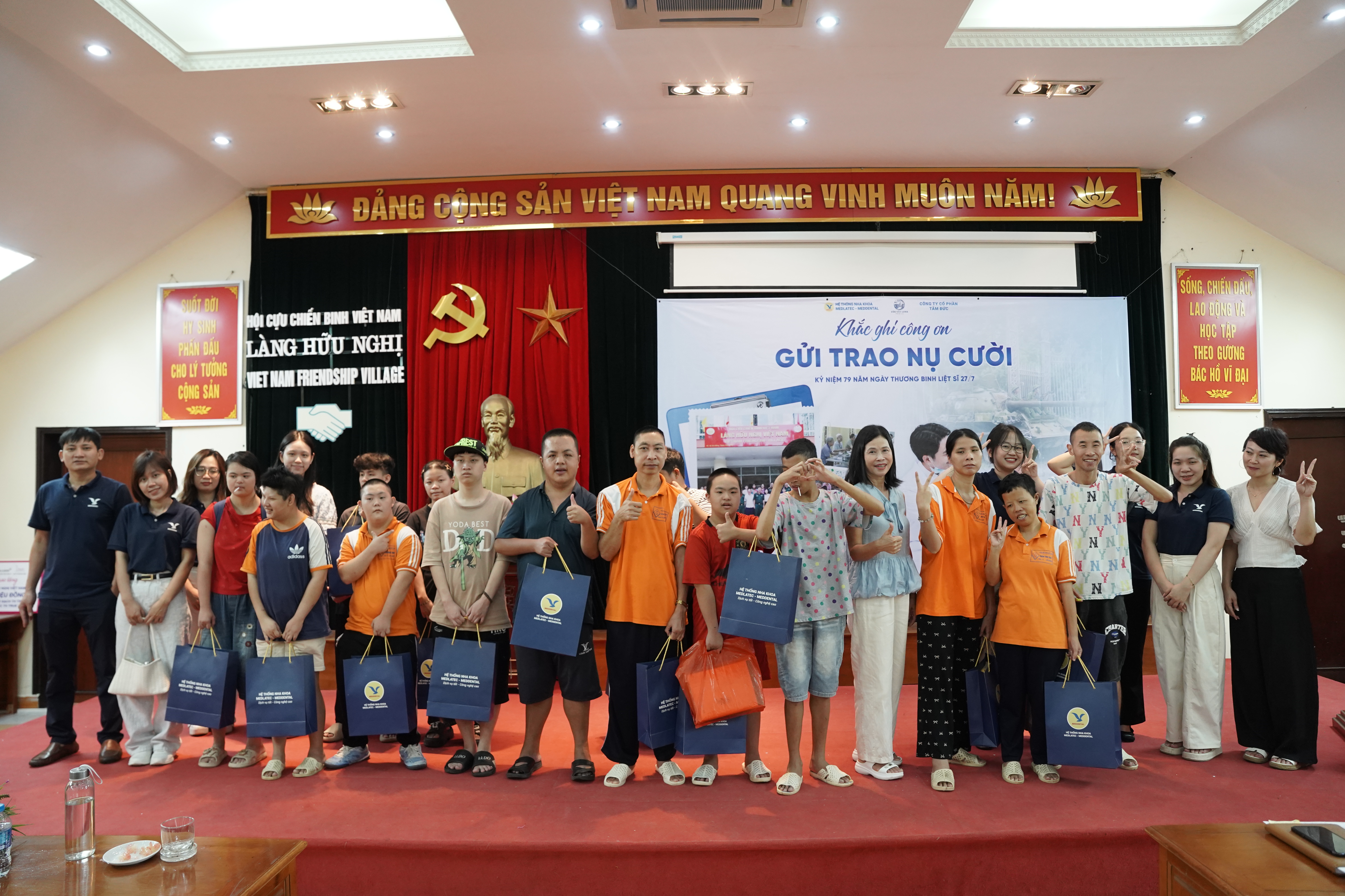 Trao quà cho các em nhỏ chất độc màu da cam