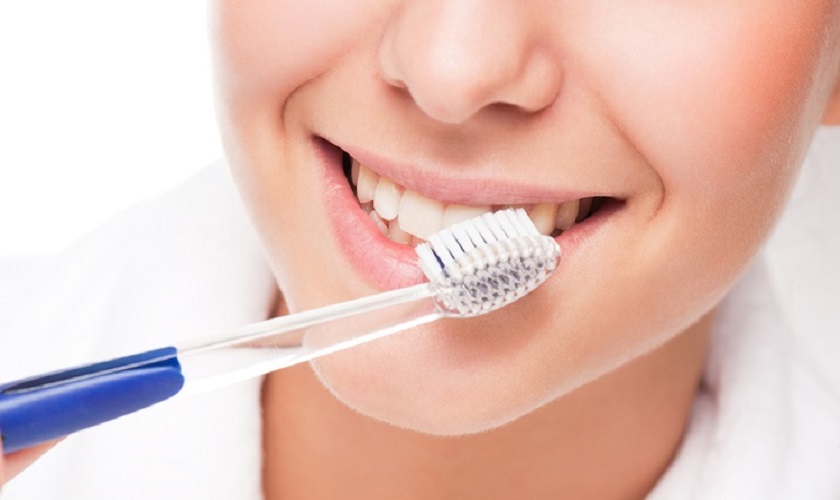 Cần vệ sinh răng miệng đúng cách và thường xuyên