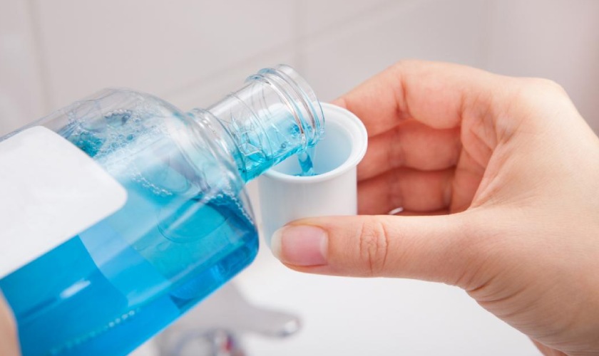Sử dụng nước súc miệng đúng cách giúp làm dịu cơn đau răng hiệu quả Sử dụng nước súc miệng đúng cách giúp làm dịu cơn đau răng hiệu quả