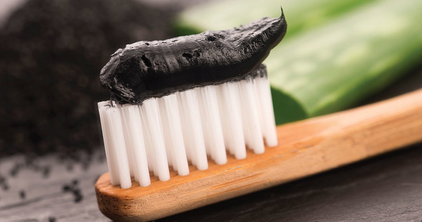 Đánh răng trực tiếp với than hoạt tính