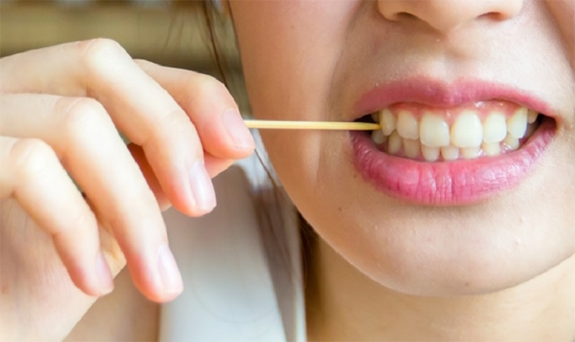 Dùng tăm xỉa răng thường xuyên có thể gây sưng viêm nướu