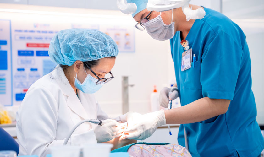 Khám và điều trị tại trung tâm nha khoa để loại bỏ triệt để nguyên nhân gây đau răng