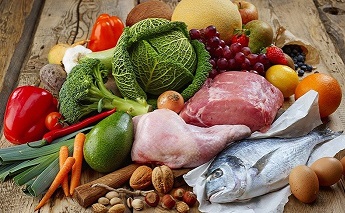 Cho bé ăn đầy đủ và đa dạng các loại rau củ, thịt cá Cho bé ăn đầy đủ và đa dạng các loại rau củ, thịt cá
