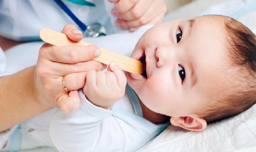 Đưa trẻ đến gặp bác sĩ để khám và chữa trị phù hợp Đưa trẻ đến gặp bác sĩ để khám và chữa trị phù hợp