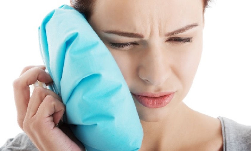 Dùng đá lạnh để giảm sưng, đau nhức