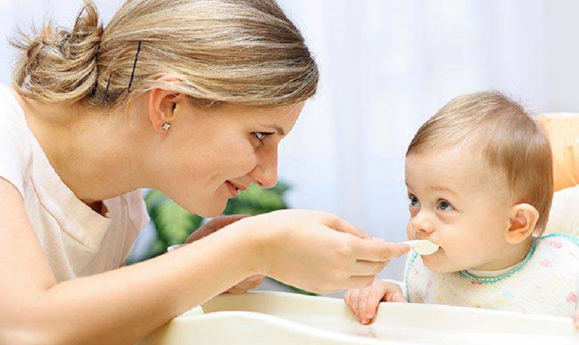 Cho bé ăn thức ăn mềm, lỏng trong giai đoạn mọc răng